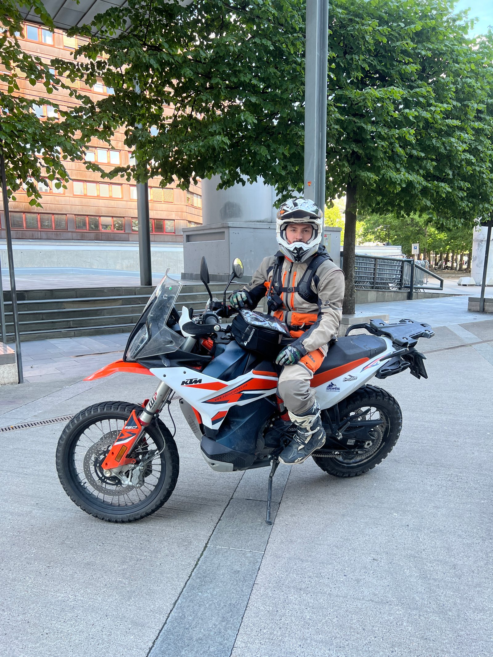 KTM riders departing from the city for Lillehammer